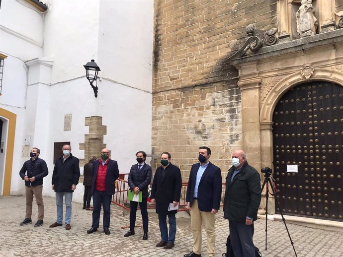 El portavoz de Vox en el Parlamento andaluz, Alejandro Hernández, junto a cargos del partido para pedir explicaciones ante la retirada de la cruz de Aguilar de la Frontera.
