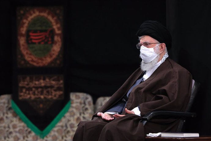 El líder supremo, ayatolá Ali Jamenei, con mascarilla