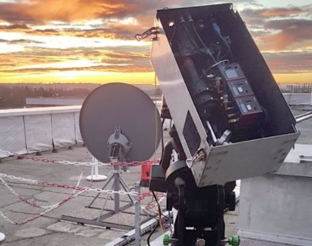 Uno de los terminales ópticos autoguiados en su montaje telescópico en el techo de un edificio en el campus del CNES en Toulouse.