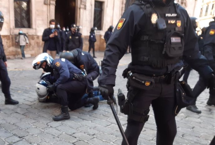 La Policía reduce a un manifestante en la plaza de Cort, durante la protesta por el cierre de la hostelería.