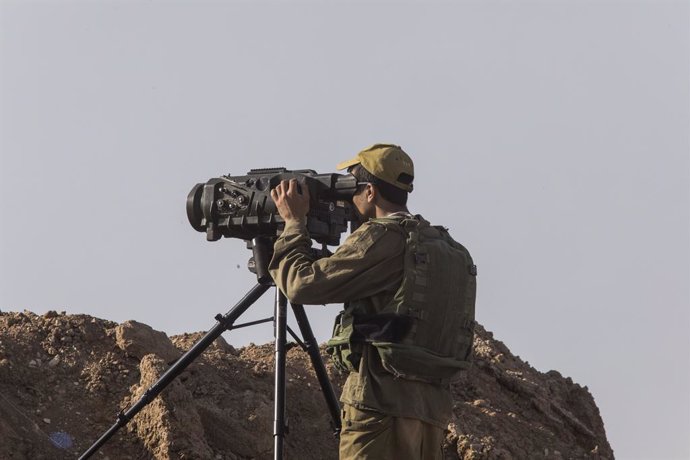 Un soldado israelí vigila la frontera con Gaza en una imagen de archivo.