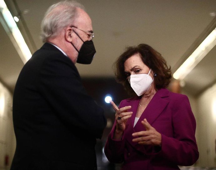 La vicepresidenta primera del Gobierno y ministra de la Presidencia, Relaciones con las Cortes y Memoria Democrática, Carmen Calvo, conversa durante un acto de homenaje a la filóloga, lexicógrafa y bibliotecaria española, María Moliner