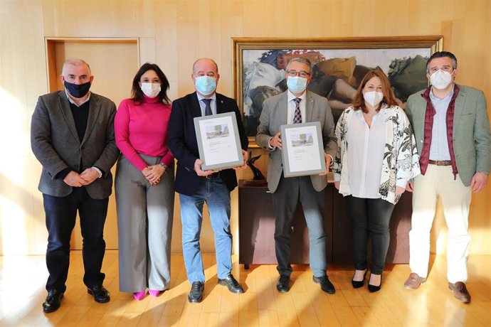 El presidente de la Diputación, Francisco Salado, recibe al alcalde de Antequera, Manuel Barón, con el que ha mantenido una reunión de trabajo