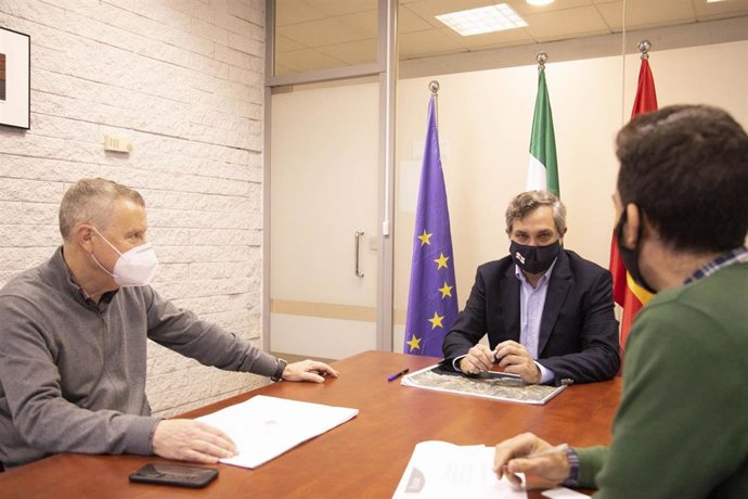 Ángel Escobar en una reunión de trabajo en el Área de Deportes