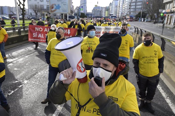 Manifestantes de Siemens Gamesa en As Somozas durante la concentración ante la Delegación del Gobierno para pedir su mediación en el conflicto por el cierre de su planta, en A Coruña, Galicia (España), a 22 de enero de 2021. 