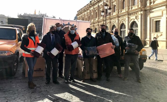 Miembros de la AHS en la Plaza San Francisco con ocasión de la recogida de mantas para personas sin hogar