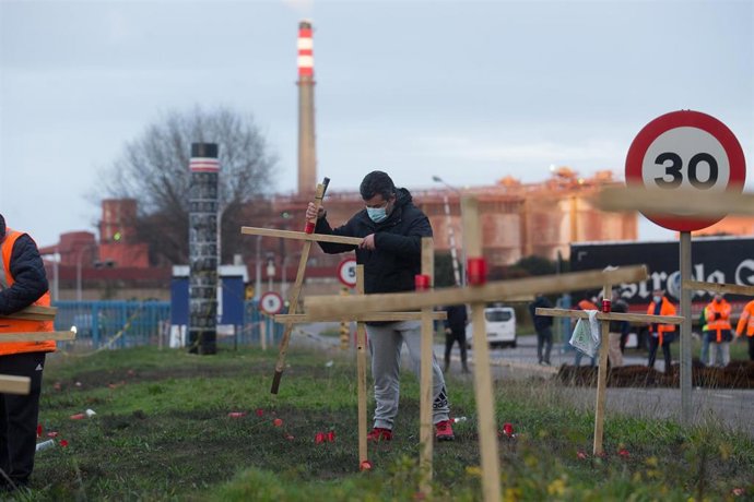 Trabajadores de Alcoa San Cibrao celebran la anulación del TSXG del ERE de la empresa y queman las cruces del velatorio simbólico que semanas atrás habían instalado en el recinto de la fábrica, en Cervo, a 17 de diciembre de 2020. 