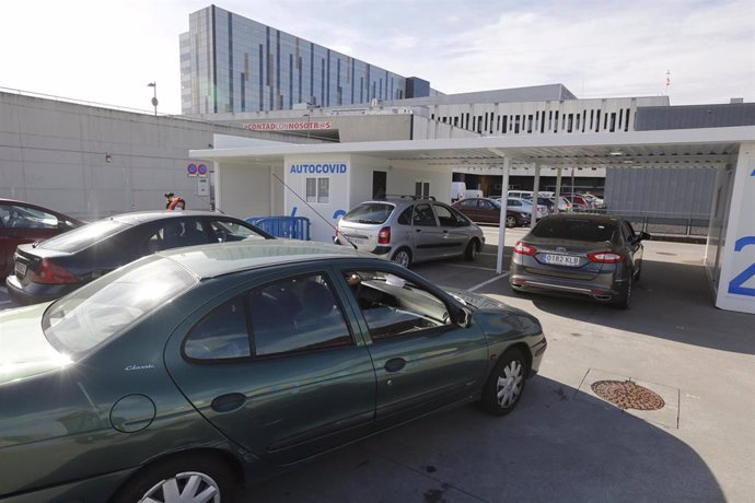 Vehículos esperando a la realización de pruebas PCR para la detección del COVID-19 en el "Autocovid" del Hospital Universitario Central de Asturias (HUCA), Oviedo (Asturias).