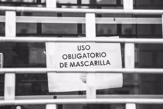 Un cártel en el que se lee: `Uso obligatorio de mascarilla,en Badajoz, Extremadura (España), a 9 de enero de 2021. Extremadura ha batido un récord de la pandemia al notificar una incidencia de 1.425 casos por cada 100.000 habitantes, la tasa más alta de
