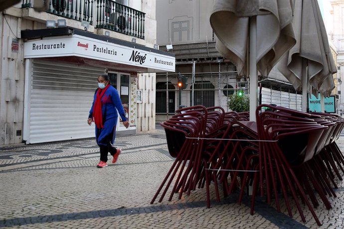 Una mujer camina por las calles vacías de Lisboa en medio del segundo confinamiento para frenar la COVID-19.