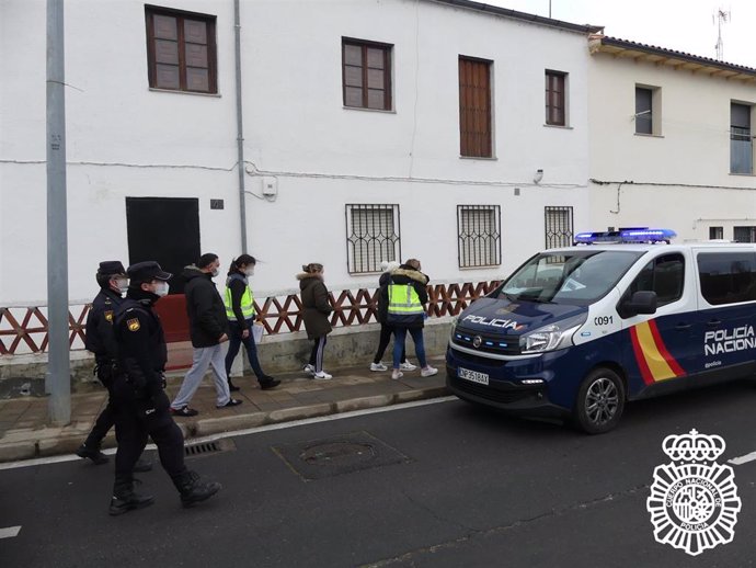 Agentes de la Policía Nacional detienen a once integrantes del grupo dedicado a la falsificación e inmigración ilegal desde Salamanca.