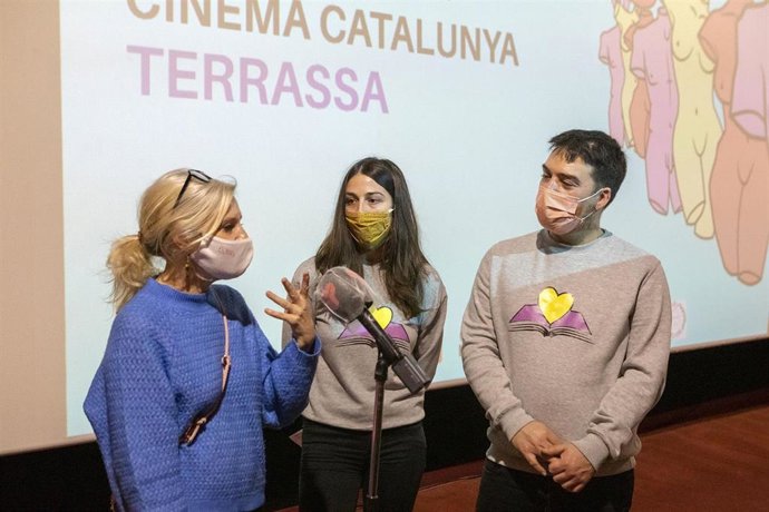 La concejala de Cultura, Rosa Boladeras, con los impulsores de la iniciativa, Nadia Gum e Iván Albacete