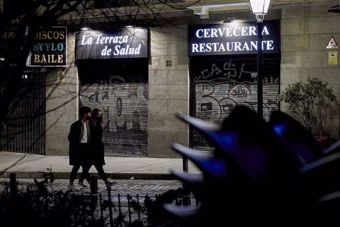 Un restaurante ya cerrado en la última noche del cierre de bares y restaurantes a las 23 horas, en Madrid (España), a 17 de enero de 2021. 