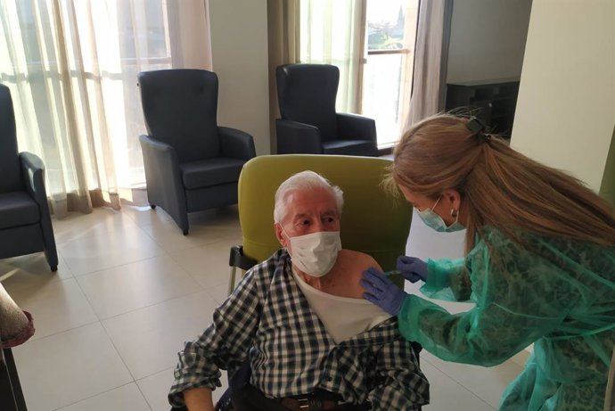 Imagen de la segunda fase de la vacunación contra el coronavirus en una residencia en Granada. 