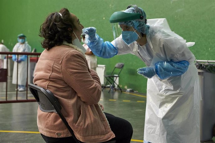Una mujer es sometida a una prueba PCR
