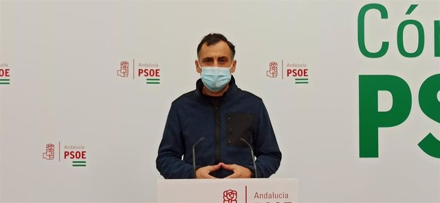 El senador del PSOE por Córdoba Alfonso Muñoz en la sede de su partido.