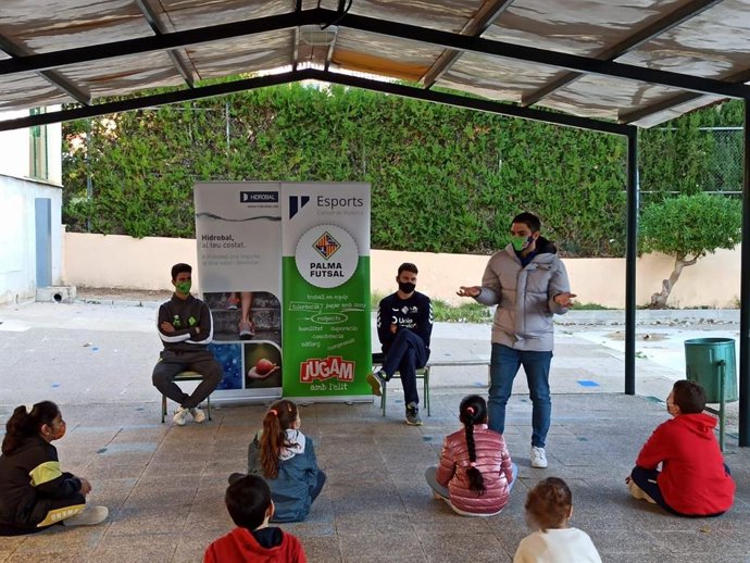 Un grupo de niños participa en la línea de actividad 'Suma't a l'esport amb l'elit".