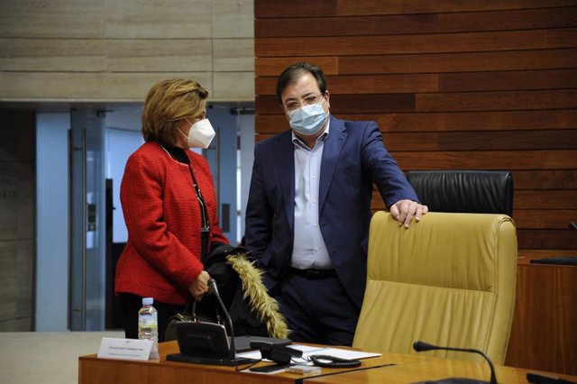 Guillermo Fernández Vara junto a su vicepresidenta y consejera de Hacienda, Pilar Blanco Morales, en el pleno de Presupuestos.