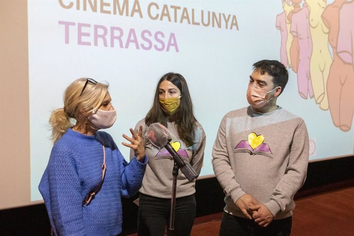 La regidora de Cultura, Rosa Boladeras, amb els impulsors de la iniciativa, Nadia Gum i Iván Albacete