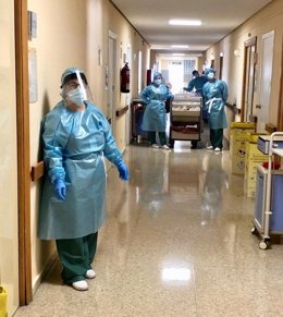 Imagen de archivo del personal del Hospital Virgen de las Nieves para atender a pacientes covid.