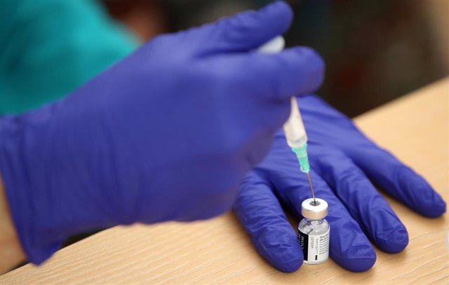 Preparación de la vacuna en Reino Unido