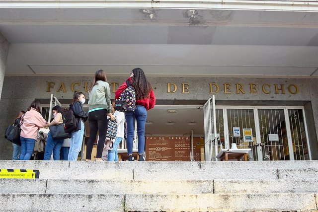 Varios jóvenes charlan antes de entrar a clase en la Facultad de Derecho de la Universidad Complutense en el Campus Universitario de Moncloa en Ciudad Universitaria, en Madrid (España) a 5 de octubre de 2020. Hoy es el primer día laborable desde que ent