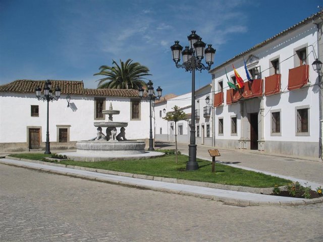 Plaza y Ayuntamiento de Torrecampo.