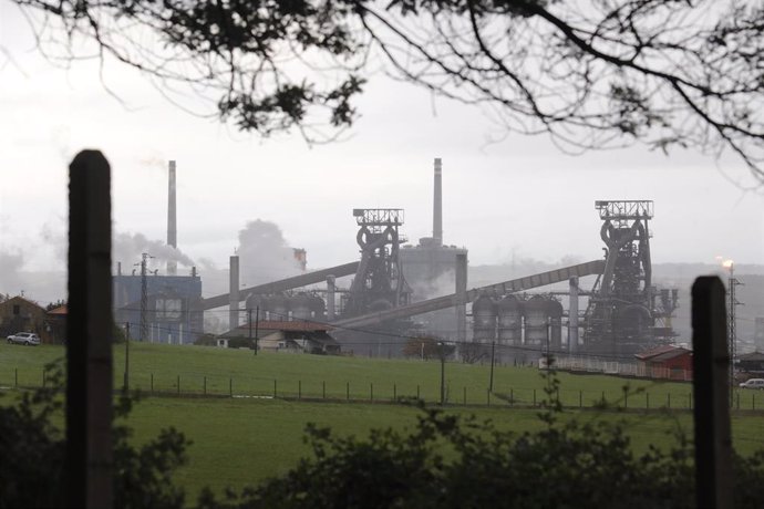 Vista de la fábrica de acero de ArcelorMittal en Gijón, Asturias (España), a 4 de diciembre de 2020. 