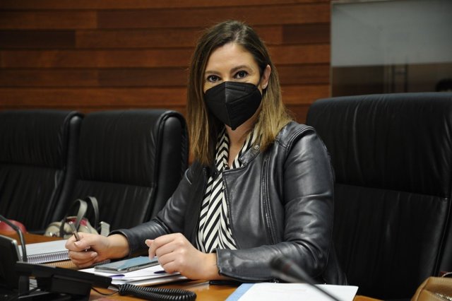 La portavoz del Grupo Socialista en la Asamblea de Extremadura, Lara Garlito, en el pleno de la Cámara regional en el que se debaten las enmiendas parciales a los Presupuestos autonómicos para 2021