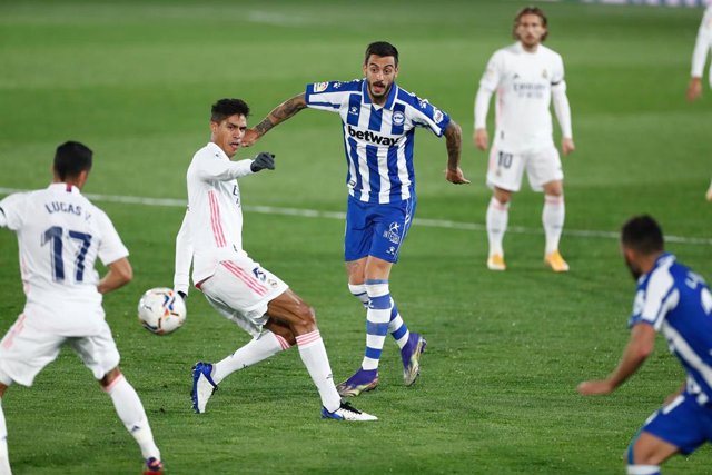 Joselu y Varane disputan un balón durante el Real Madrid-Deportivo Alavés de LaLiga Santander 2020-2021