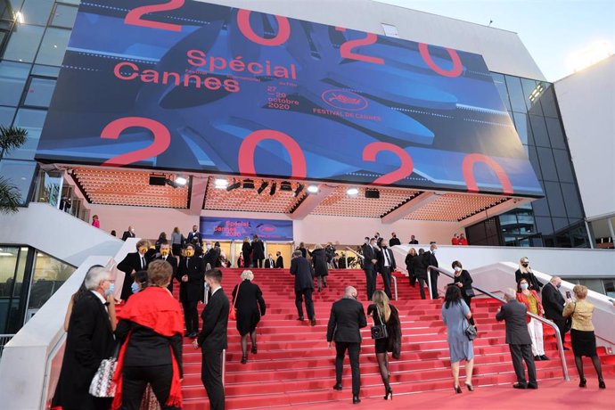 27 October 2020, France, Cannes: Guests arrive at the Palais des Festivals to attend the Cannes 2020 Special, a mini-version of the traditional Cannes Film Festival. Cannes 2020 Special took place after the 73rd edition of the Cannes Film Festival, sche