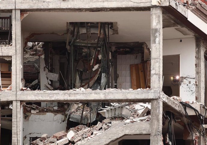 Estructura del edificio tras la explosión de ayer en la calle Toledo, en Madrid (España), a 21 de enero de 2021. La Policía Municipal de Madrid ha retirado esta mañana los vehículos dañados por los cascotes del edificio que explotó ayer por la tarde en 