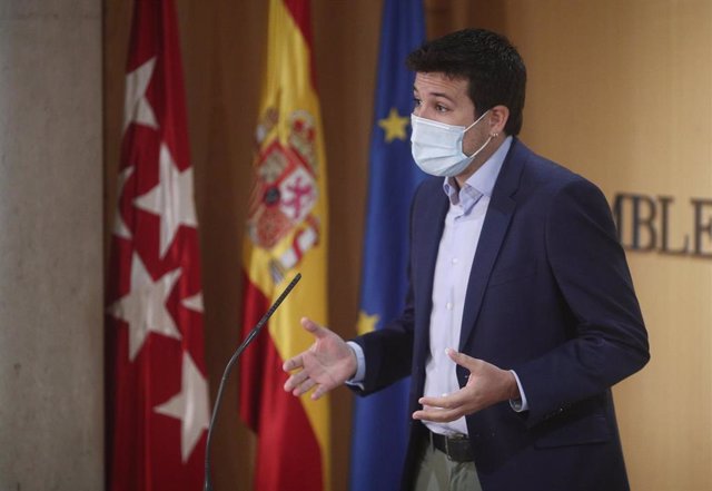 El portavoz de Más Madrid en la Asamblea de Madrid, César Zafra, en una sesión de control al Gobierno en la Asamblea de Madrid (España), a 5 de noviembre de 2020. Durante el pleno, el Ejecutivo madrileño, contesta, entre otras, a cuestiones relacionadas