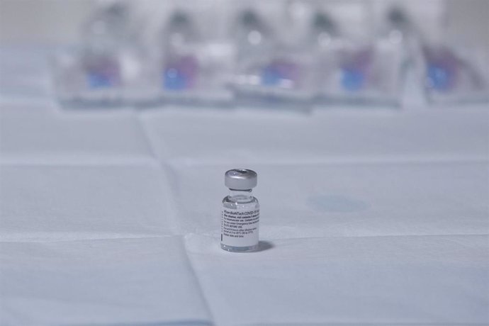 La segunda dosis que el equipo de vacunación del área sanitaria V prepara de la vacuna Pfizer-BioNTech contra el coronavirus en el Centro Polivalente de Recursos Residencia Mixta de Gijón, Principado de Asturias (España), a 18 de enero de 2021.