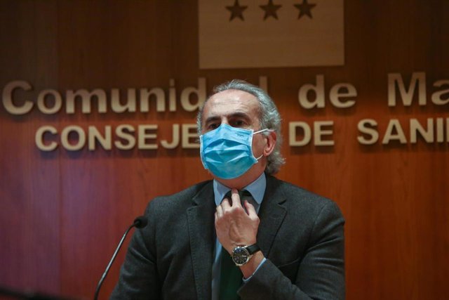 El consejero de Sanidad, Enrique Ruiz Escudero, en una rueda de prensa convocada ante los medios para actualizar la información sobre la situación epidemiológica y asistencial en la región por coronavirus, en Madrid, (España), a 22 de enero de 2021. Ruiz 