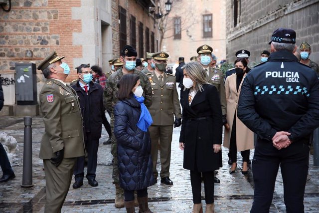 La ministra de Defensa, Margarita Robles, y la alcaldesa de Toledo, Milagros Tolón, en el agradecimiento al Ejército por su labor en la ciudad durante el temporal 'Filomena'