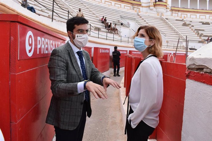La secretaria de Estado de Inmigración, Hana Jalloul, y Mohamed Mohand, durante una visita a la Plaza de Toros de Melilla