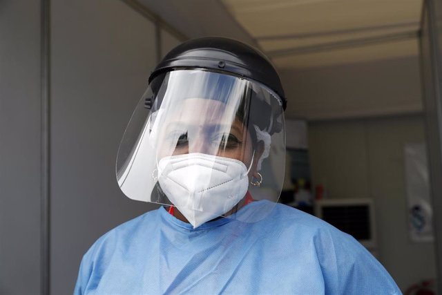 Una enfermera con mascarilla y pantalla por el coronavirus en Johannesburgo, Sudáfrica