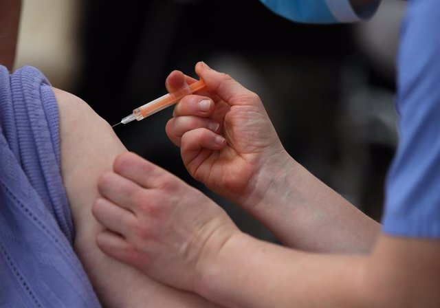 Una persona recibe una dosis de la vacuna de AstraZeneca en Wenlock, Reino Unido. 