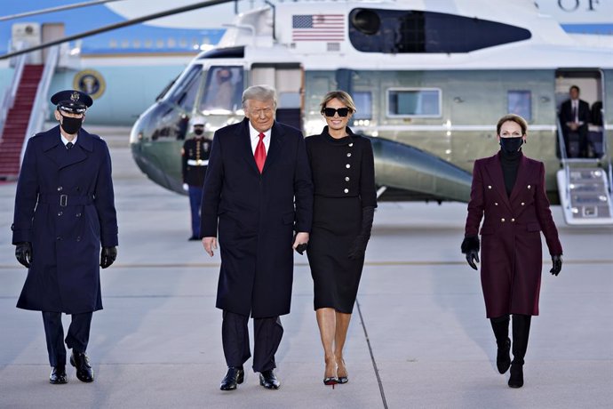 El presidente de los Estados Unidos, Donald Trump, hace un gesto al llegar con la primera dama, Melania Trump, a una ceremonia de despedida en laBasede la Fuerza AéreaAndrews, Maryland, Estados Unidos, a 20 de enero de 2021. Trump abandona Washington