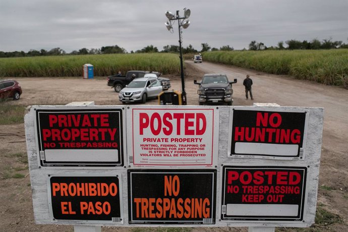 Carteles de prohibido pasar en una de las zonas donde se construye el nuevo muro fronterizo entre Estados Unidos y México.