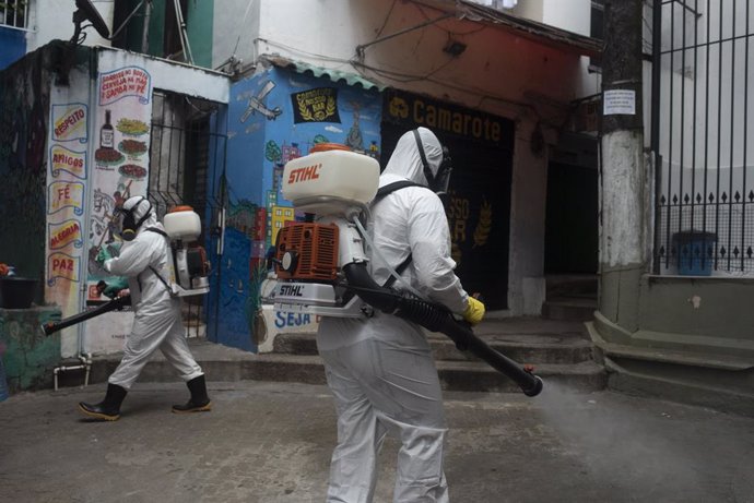 Un grupo de trabajadores desinfecta la favela de Santa Marta, en Río de Janeiro, Brasil.