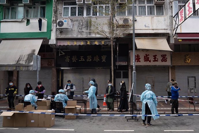 Trabajadores sanitarios chinos llevando a cabo pruebas de coronavirus a la población