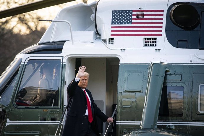 El presidente de los Estados Unidos, Donald Trump, saluda antes de subirse en el Marine One en el jardín sur de la Casa Blanca, en Washington D.C., Estados Unidos, a 20 de enero de 2021. Trump abandonó Washington cuatro horas antes de la investidura de 