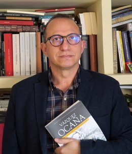 El periodista baenense Francisco Expósito con su libro sobre Vázquez Ocaña