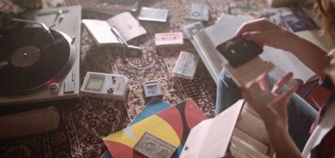 Imagen de un coleccionista valorando su colección