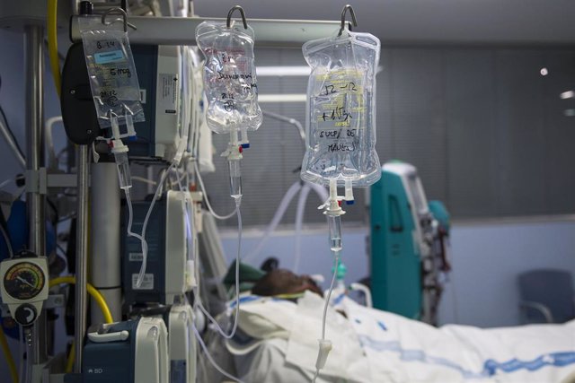 Un paciente ingresado en la Unidad de Cuidados Intensivos (UCI) para enfermos de coronavirus del Hospital Universitario Dr. Josep Trueta de Girona, Catalunya (España), a 21 de diciembre de 2020.