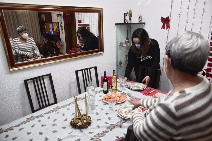 Una mujer viuda y de riesgo, Carmina con su hija Patricia preparan la cena de Nochebuena durante la pandemia en Móstoles (Madrid), a 24 de diciembre de 2020. Los años anteriores, esta familia han pasado las cenas de Navidad con más parientes, pero este 