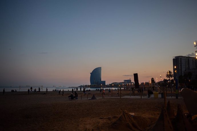 L'Hotel W Barcelona i la platja de Barcelona, a Barcelona, Catalunya (Espanya), 16 de novembre del 2020. El turisme internacional es va desplomar aquest estiu com a conseqüncia del coronavirus. 