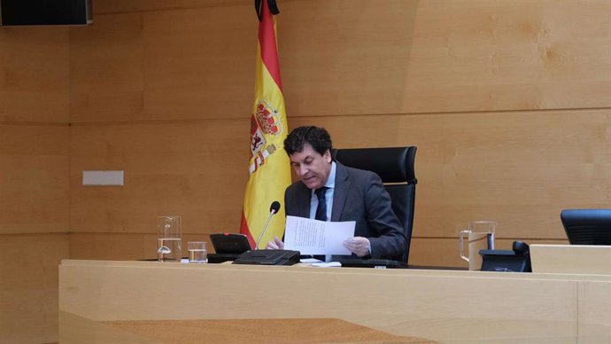 El consejero de Economía y Hacienda en una imagen de archivo durante una comparecencia en las Cortes